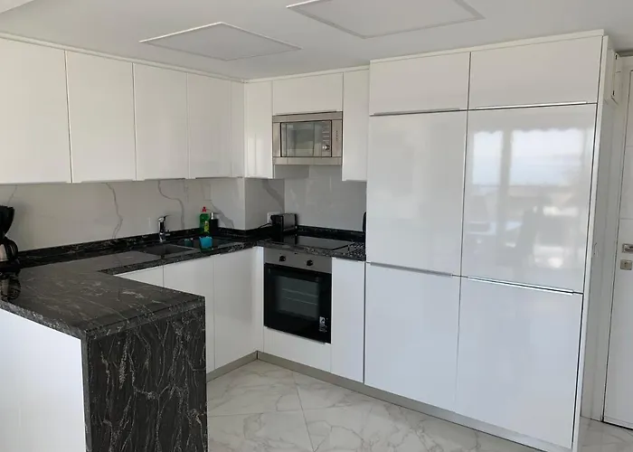 Skol 927a - Beachfront Luxury Penthouse *